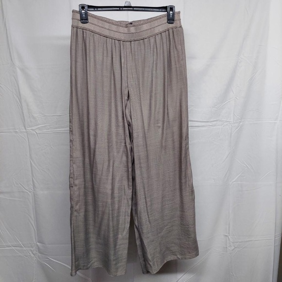 Women’s Medium pants. Super comfy! - Picture 2 of 3